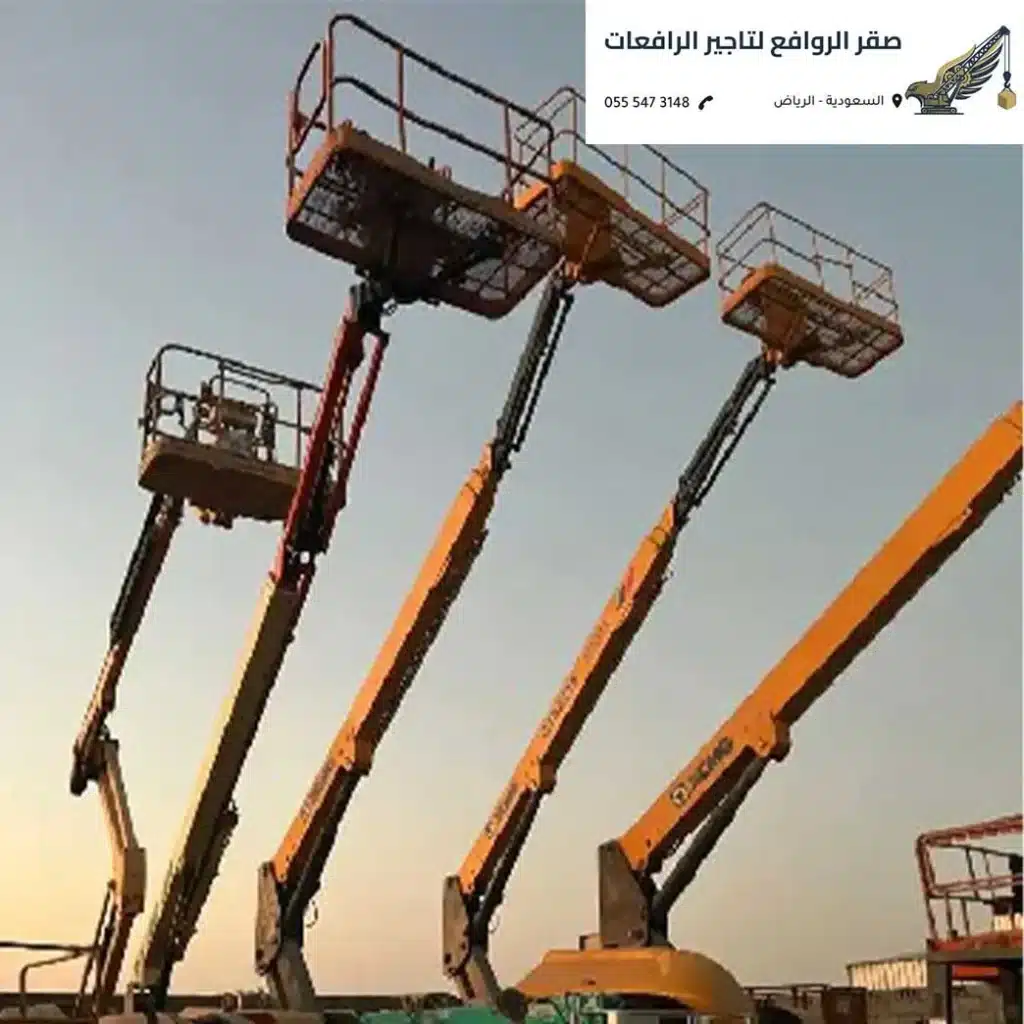 واجهة زجاجية لبرج تجاري حديث بجدة ويظهر بجانبه رافعة مان لفت لتنفيذ أعمال التشطيب.