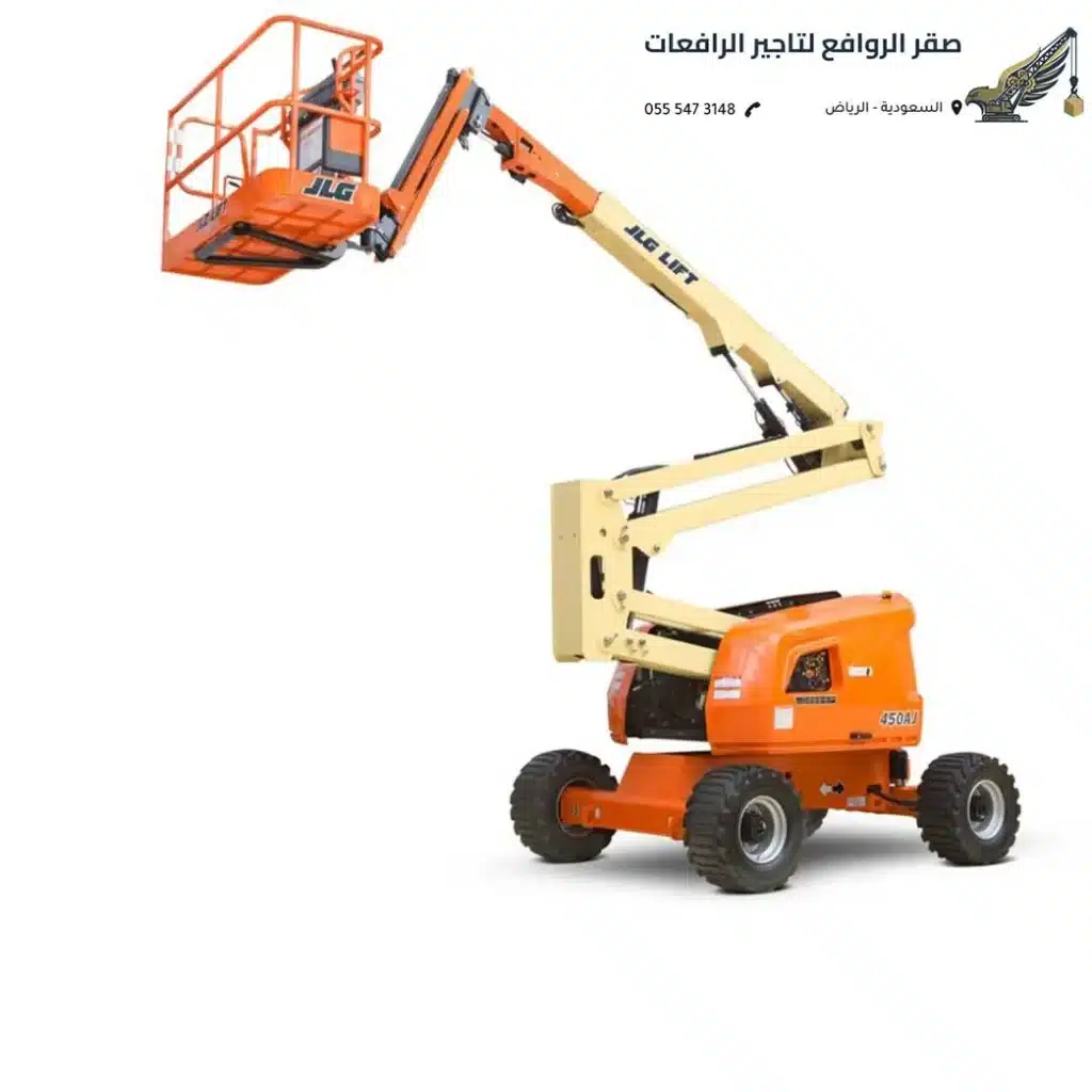 مهندس موقع يراجع مخططات البناء وبجانبه رافعة مان لفت جدة هيدروليكية ذكية.